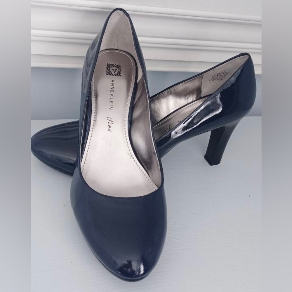 Anne Klein navy patent leather rounded toe heel